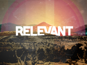 Alternativer Text: Grafikdesign mit dem Wort "RELEVANT" auf einer Berglandschaft bei Sonnenuntergang, mit warmen Farben und einem natürlichen Hintergrund, der an Gelassenheit und Verbundenheit mit der Natur erinnert.