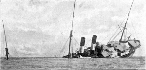 Bild eines gesunkenen Schiffes auf See, mit sichtbaren Schornsteinen und einem schiefen Mast, das ein historisches Seeunglück illustriert.